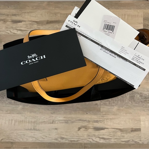 Disney X Coach Central Tote With Zip With Mickey Mouse
Buttercup Leather - Picture 4 of 7